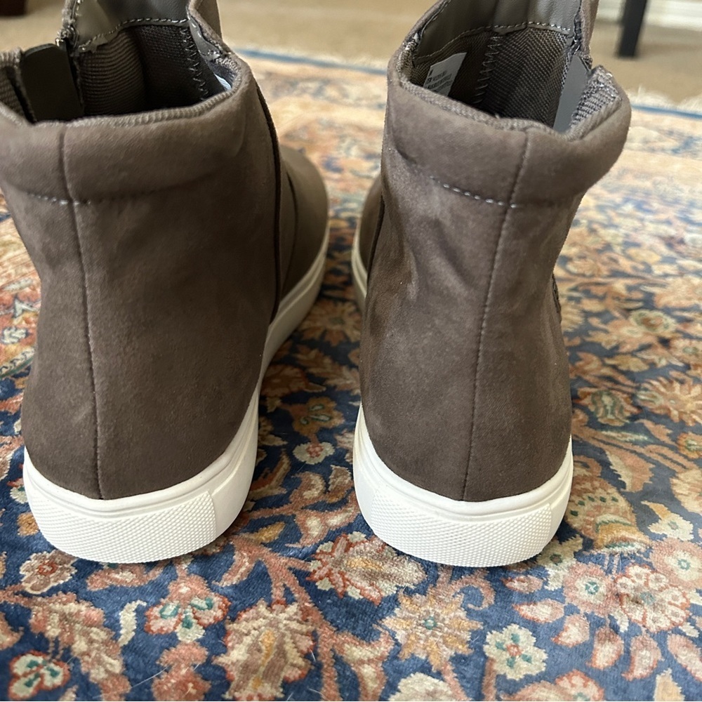 NWOT Izod grey/taupe suede side zip shirt boots. Size 8. Comfy and versatile - Picture 3 of 8